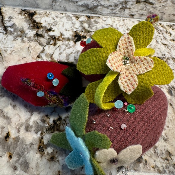 Strawberry Pincushion-New and handmade - Picture 1 of 3